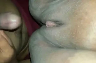 Thaiporn xxx แนวแม่ลูกคลิปหายากจากทางบ้านเปิดแฟลชส่องแสงไปที่หีแม่สาวใหญ่แล้วจับควยยัดเข้าสดๆ ภาพชัดHD